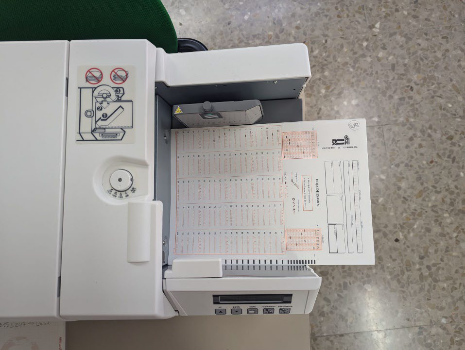 Taco de exámenes colocado en la lectora