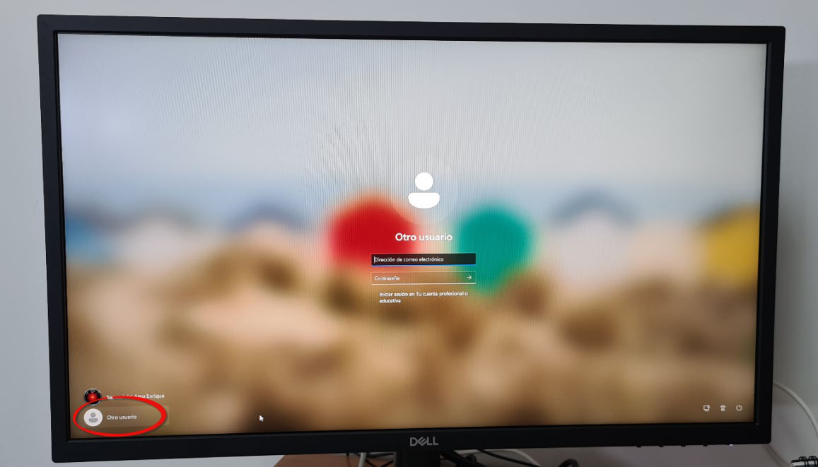 Pantalla de inicio de sesión de Windows con la opción Otro usuario